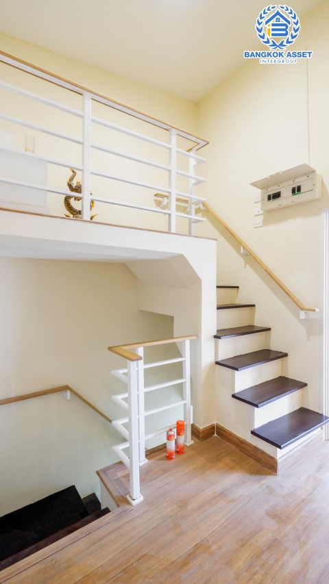 *****ทาวน์เฮ้าส์มือสองย่านสมุทรสาคร ม.โกลเด้นทาวน์ พระราม2 หลังมุม! เนื้อที่กว้างขวางถึงเกือบ 22 ตร.ว. ฟังก์ชันจัดเต็มอย่างกับบ้านเดี่ยว 4 ห้องนอน 3 ห้องน้ำ 2 ที่จอดรถ แถมฟรี! 2 เครื่องปรับอากาศ, 1 เครื่องทำน้ำอุ่น, 1 เครื่องดูดควัน เชื่อมต่อถ.พระราม 2 ใกล้บิ๊กซี, เซ็นทรัลพระราม 2 และทางด่วน "พระราม 2"